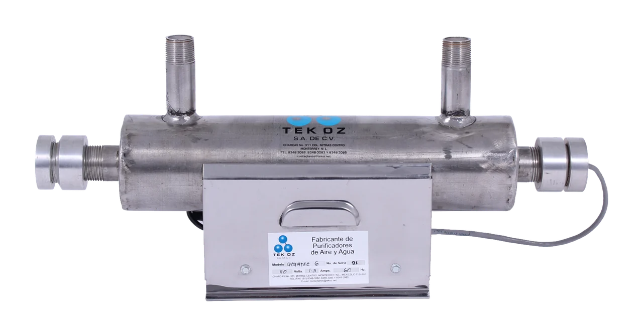 Purificador de agua Acuatec de TEKOZ, cámara cilíndrica de acero inoxidable con dos conexiones roscadas, gabinete de control y placa de datos TEK OZ.