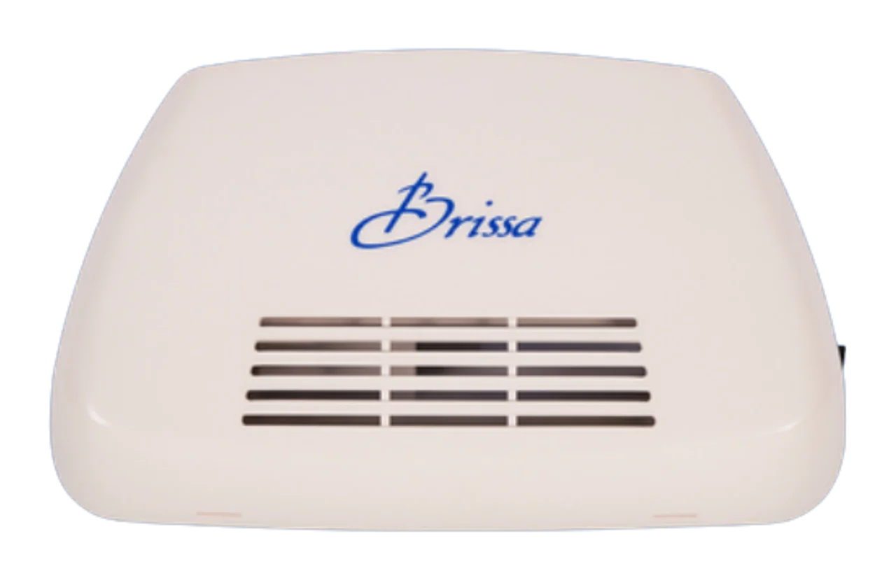 Purificador de aire Brissa de TEKOZ, equipo blanco de montaje en techo con rejilla de salida y logotipo Brissa en azul.